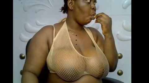 Snapshot of ebony_plumx12 chatting on 11/21/25, 07:56 Prisy online show from 11/21/25, 07:56