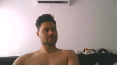 Snapshot of edgaroos chatting on 02/13/25, 12:32 ZohanMohamed online show from 02/13/25, 12:32