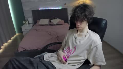 Snapshot of edvardblare chatting on 09/27/25, 10:42 edvardblare online show from 09/27/25, 10:42