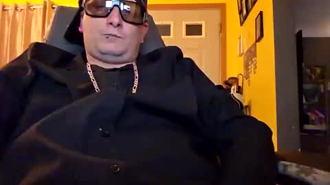 Snapshot of edwardaims_2please chatting on 10/18/25, 02:47 edwardaims_2please online show from 10/18/25, 02:47