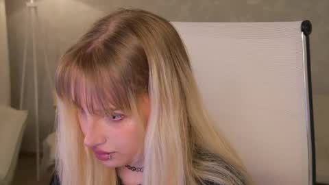 Snapshot of eevamarie chatting on 05/27/26, 04:04 EVA NON NUDE online show from 05/27/26, 04:04