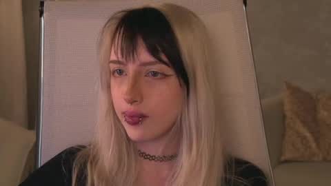 Snapshot of eevamarie chatting on 06/03/26, 06:02 EVA NON NUDE online show from 06/03/26, 06:02