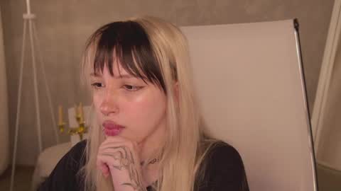 Snapshot of eevamarie chatting on 06/05/26, 04:56 EVA NON NUDE online show from 06/05/26, 04:56