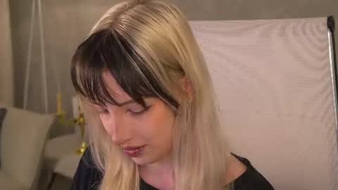 Snapshot of eevamarie chatting on 06/12/26, 04:50 EVA NON NUDE online show from 06/12/26, 04:50