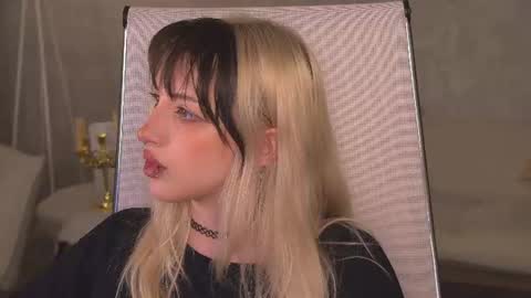 Snapshot of eevamarie chatting on 06/14/26, 04:09 EVA NON NUDE online show from 06/14/26, 04:09