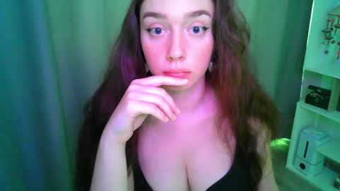 Snapshot of effie_balconii chatting on 10/01/25, 12:00 effie_balconii online show from 10/01/25, 12:00