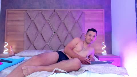 YG COUPLE online show from 11/15/25, 08:38