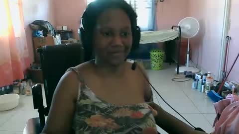 Snapshot of eirondra_valeen chatting on 10/25/25, 01:07 Eirondra Valeen online show from 10/25/25, 01:07