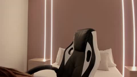 E L A I A online show from 06/12/26, 11:42
