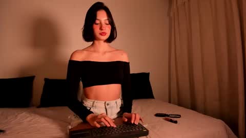 Snapshot of elamour_ chatting on 12/16/24, 11:28 Elamour online show from 12/16/24, 11:28
