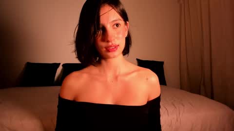 Snapshot of elamour_ chatting on 12/19/24, 04:13 Elamour online show from 12/19/24, 04:13