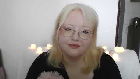 Snapshot of elayne_sweet chatting on 03/23/26, 08:07 elayne_sweet online show from 03/23/26, 08:07