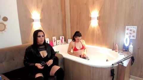 Karina and Melisa online show from 12/04/25, 12:25