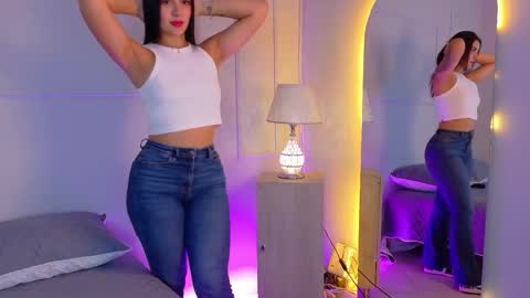 Snapshot of electrascot chatting on 12/17/25, 07:42 ELECTRA online show from 12/17/25, 07:42