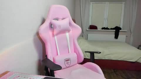 Snapshot of eleganc3 chatting on 11/02/25, 06:43 eleganc3 online show from 11/02/25, 06:43