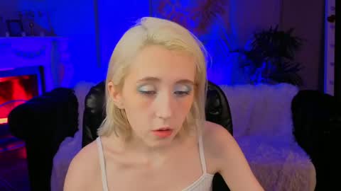 Snapshot of elen__moore chatting on 04/28/26, 05:12 Elen online show from 04/28/26, 05:12