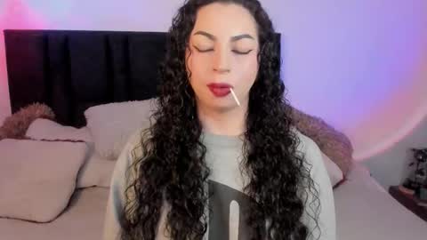 Snapshot of elena_lust chatting on 10/23/25, 05:18 Elena online show from 10/23/25, 05:18