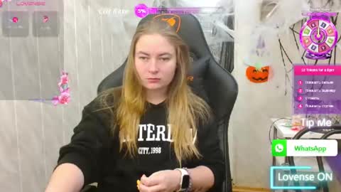 Snapshot of elena_maeer chatting on 10/21/25, 05:41 Elena online show from 10/21/25, 05:41