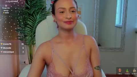 Snapshot of elena_ruiz chatting on 12/13/24, 10:02 Elena online show from 12/13/24, 10:02
