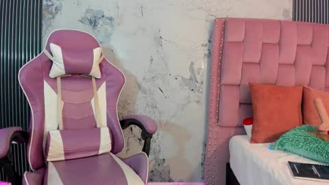 Snapshot of elena_wolff chatting on 12/15/25, 11:47 elena_wolff online show from 12/15/25, 11:47