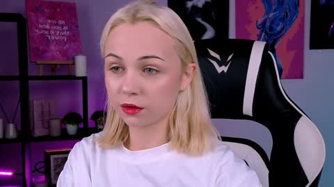 Snapshot of elenamonroee chatting on 10/13/25, 02:55 elenamonroee online show from 10/13/25, 02:55