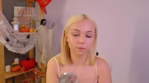 Snapshot of elenamonroee chatting on 10/22/25, 04:57 elenamonroee online show from 10/22/25, 04:57