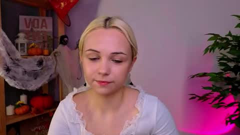 Snapshot of elenamonroee chatting on 10/27/25, 03:32 elenamonroee online show from 10/27/25, 03:32