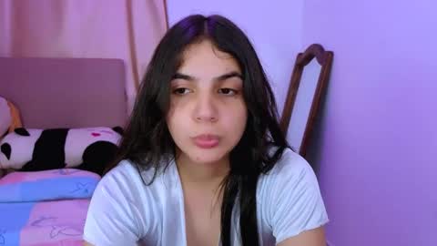 Snapshot of elenna_hotx chatting on 10/21/25, 09:15 agnes online show from 10/21/25, 09:15