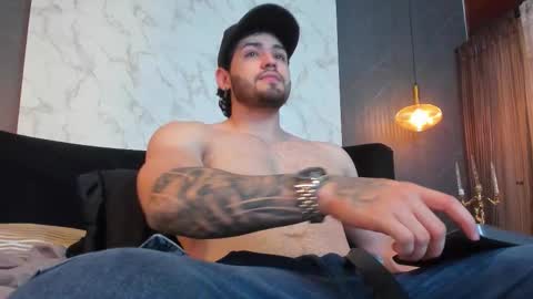 Snapshot of eliankeiser chatting on 11/25/25, 02:06 Elian online show from 11/25/25, 02:06