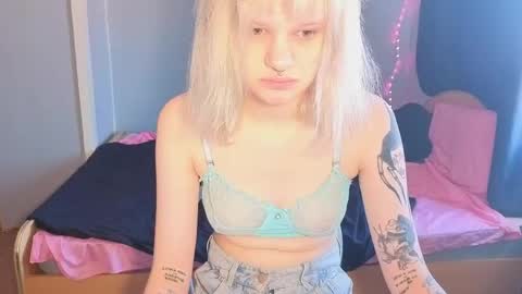 Snapshot of elieiza_xo chatting on 04/15/26, 11:06 elieiza_xo online show from 04/15/26, 11:06