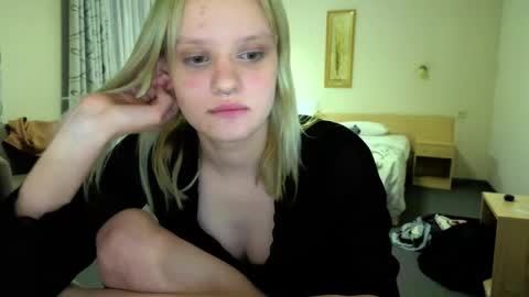 Snapshot of elieiza_xo chatting on 05/26/26, 05:42 elieiza_xo online show from 05/26/26, 05:42