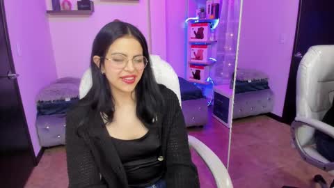 Snapshot of eliie_ruizz chatting on 02/22/25, 08:18 Eliie online show from 02/22/25, 08:18