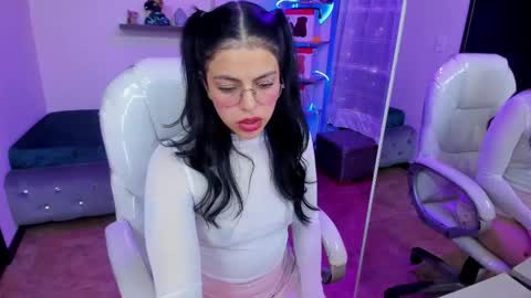 Snapshot of eliie_ruizz chatting on 02/25/25, 04:35 Eliie online show from 02/25/25, 04:35