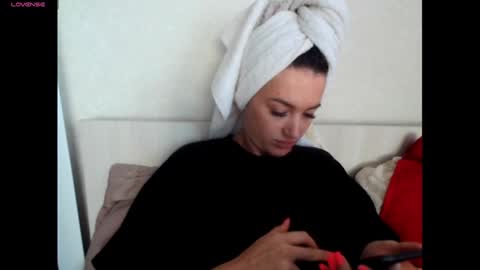 elisa_dove208 online show from 10/06/25, 07:28