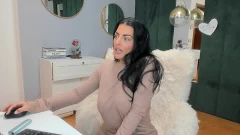 Snapshot of elisabaxter chatting on 11/02/25, 06:05 Maria online show from 11/02/25, 06:05