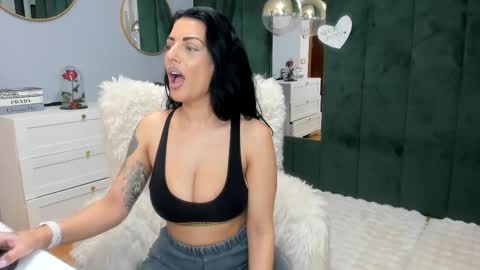 Snapshot of elisabaxter chatting on 11/16/25, 05:35 Maria online show from 11/16/25, 05:35