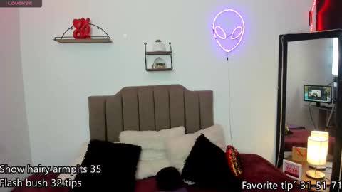 Snapshot of elisabeth_swan chatting on 11/17/25, 12:11 Elizabeth online show from 11/17/25, 12:11