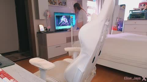 Elise    online show from 10/24/25, 11:39