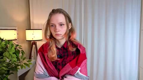 Snapshot of eliselauder chatting on 11/18/25, 01:11 Viola online show from 11/18/25, 01:11