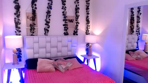 Snapshot of elisevalmont chatting on 06/01/26, 03:30 ELISE online show from 06/01/26, 03:30