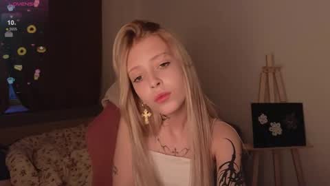 Snapshot of eliza_sadcat chatting on 11/19/25, 01:22 Elizabeth online show from 11/19/25, 01:22