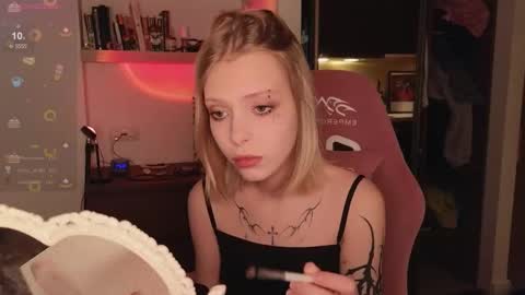 Snapshot of eliza_sadcat chatting on 11/27/25, 01:24 Elizabeth online show from 11/27/25, 01:24