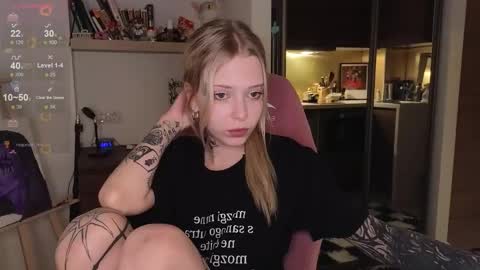 Snapshot of eliza_sadcat chatting on 12/15/25, 06:56 Elizabeth online show from 12/15/25, 06:56