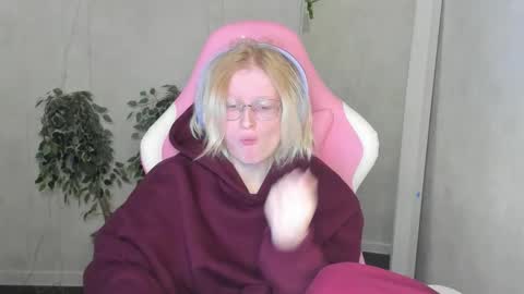 Snapshot of elizabeth_harpper chatting on 11/28/25, 01:19 Elizabeth online show from 11/28/25, 01:19