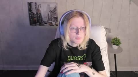 Snapshot of elizabeth_harpper chatting on 12/03/25, 01:35 Elizabeth online show from 12/03/25, 01:35