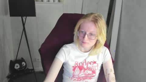 Snapshot of elizabeth_harpper chatting on 12/04/25, 01:59 Elizabeth online show from 12/04/25, 01:59