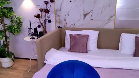 Snapshot of elizabethcash chatting on 10/28/25, 04:09 Elizabeth online show from 10/28/25, 04:09