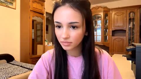 Snapshot of elizabethrabin chatting on 11/06/25, 10:27 Mia online show from 11/06/25, 10:27