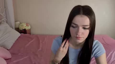 Snapshot of elizzza_ chatting on 10/14/25, 05:19 elizzza_ online show from 10/14/25, 05:19