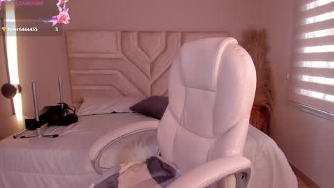 Snapshot of ella__olmos chatting on 05/20/26, 02:01 Ella Olmos online show from 05/20/26, 02:01